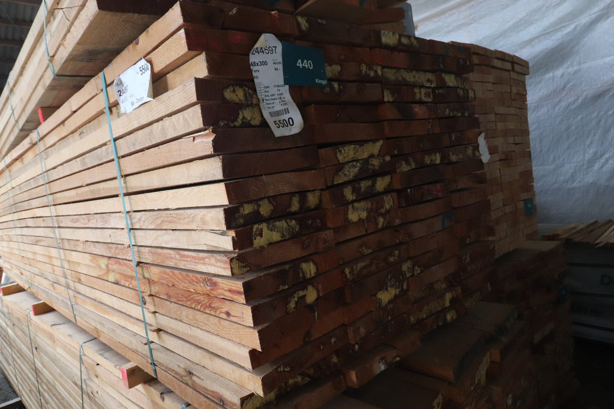 Restparti – 335 løbende meter fyrplanker – 48 x 300 x 3400-4800 mm